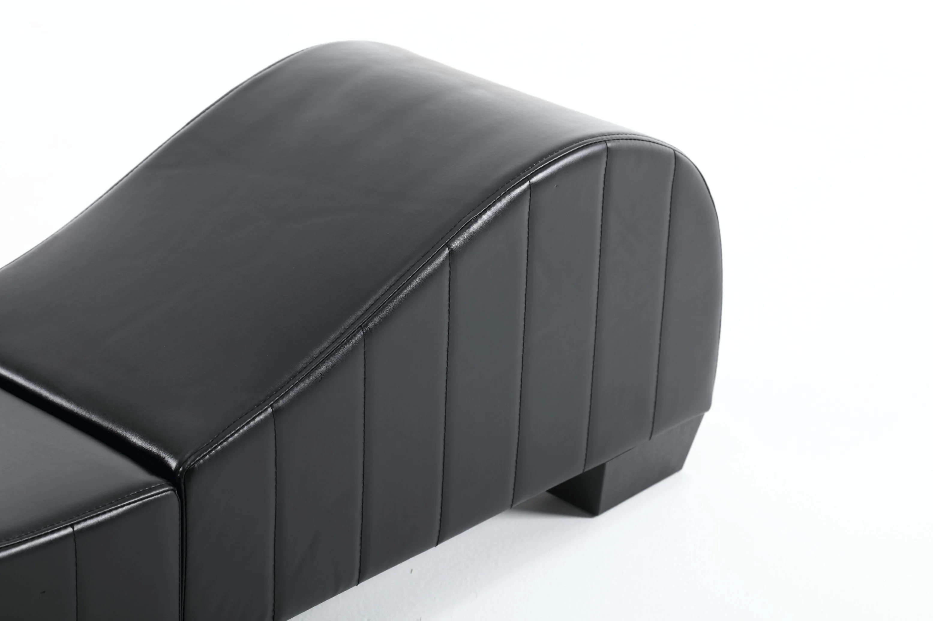 PWOPWOE Yoga Chaise Lounge for Stretching & Relaxation Modern Faux Leather Curved Sofa, Modern Faux Leather Curved Sofa, Living Room Bedroom Accent